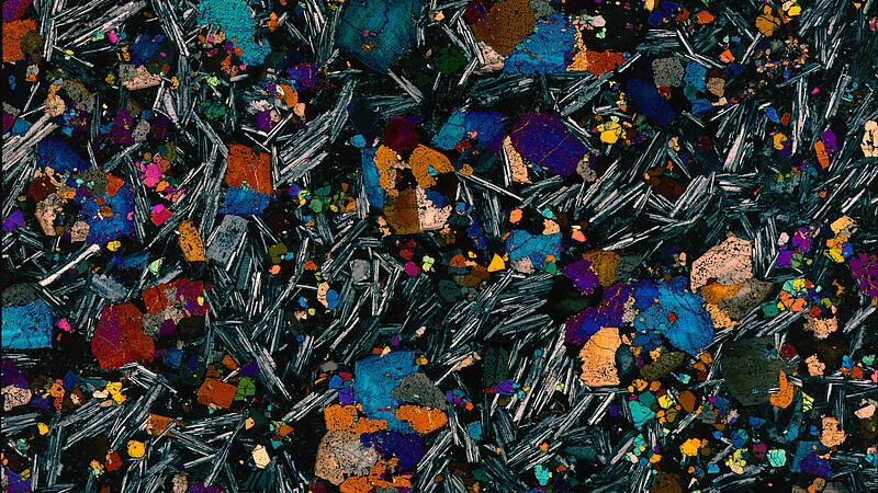 Dieser Dünnschliff eines Olivingabbros zeigt vorwiegend Plagioklas, Pyroxen und Olivin.

Ca. 30 Mikrometer dick

Präparation: Morgaine Kaiser-Koblitz
